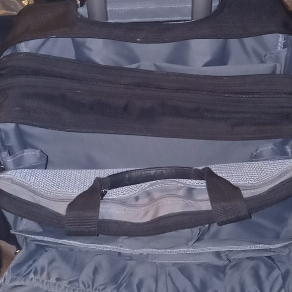 Laptop carry bag with 5 compartments and collapsible handle and wheels - Picture 2 of 5